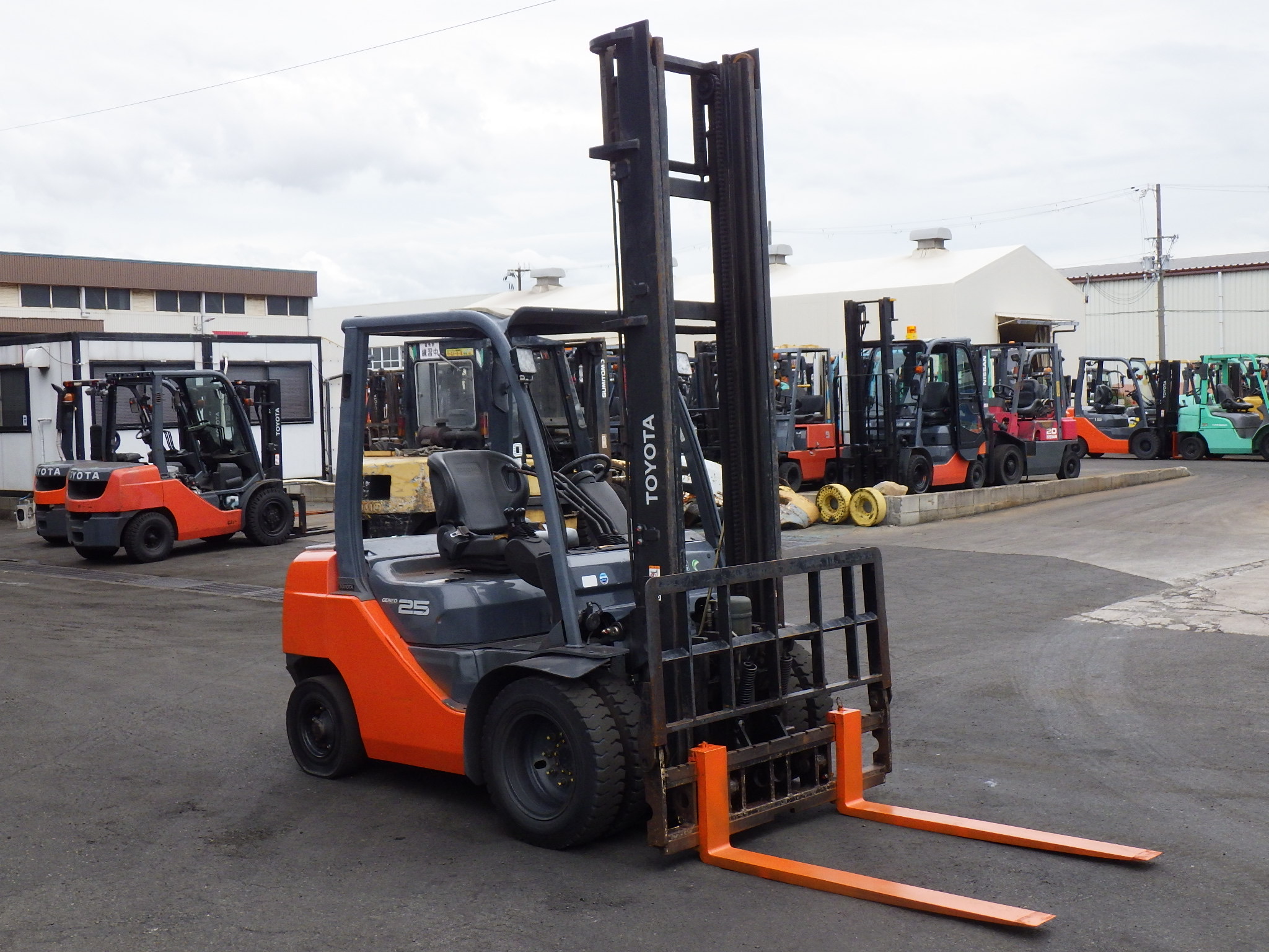 Xe nâng dầu 2,5 tấn TOYOTA 8FD25 số sàn, gật gù (lật đổ), lốp kép, nâng cao 5 m