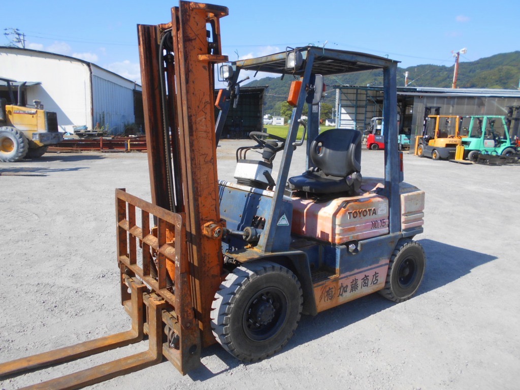 Xe nâng dầu 2,5 tấn TOYOTA 5FD25 số sàn, gật gù. Xe đẹp, giá tốt