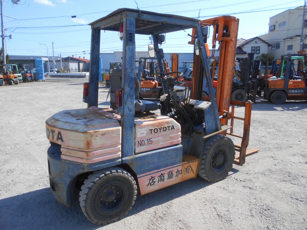 Xe nâng dầu 2,5 tấn TOYOTA 5FD25 số sàn, gật gù. Xe đẹp, giá tốt