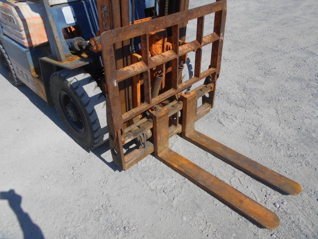 Xe nâng dầu 2,5 tấn TOYOTA 5FD25 số sàn, gật gù. Xe đẹp, giá tốt