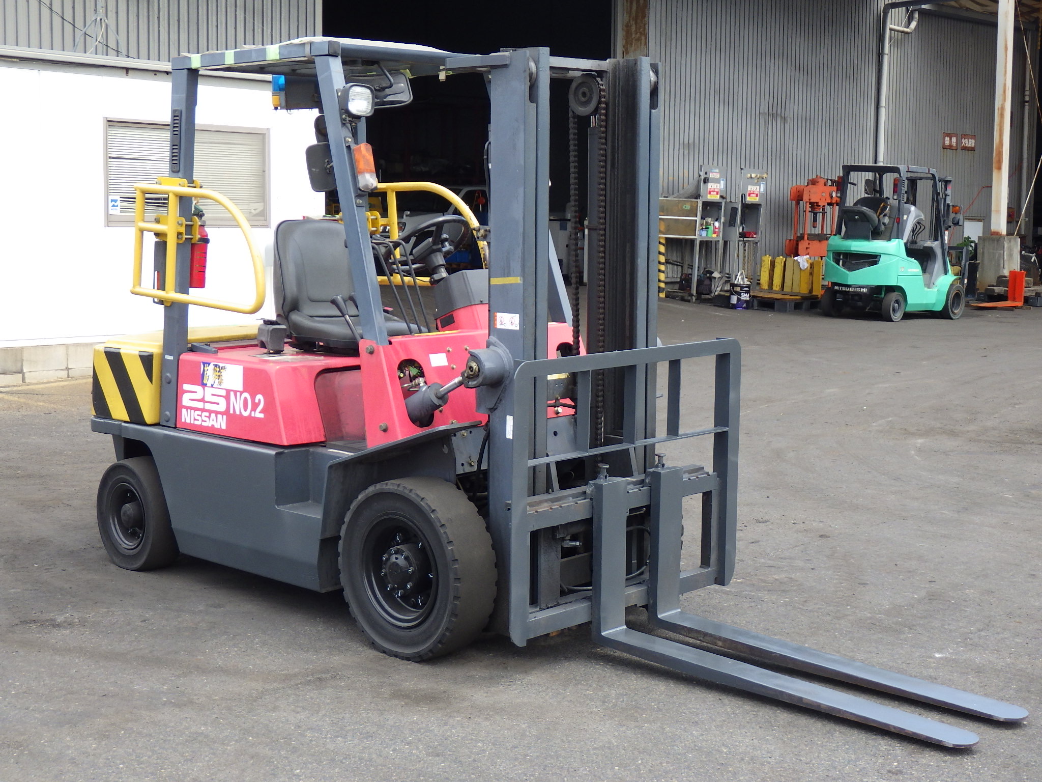Xe nâng dầu 2,5 tấn NISSAN FJ02M25 số sàn, dịch giá cực chất