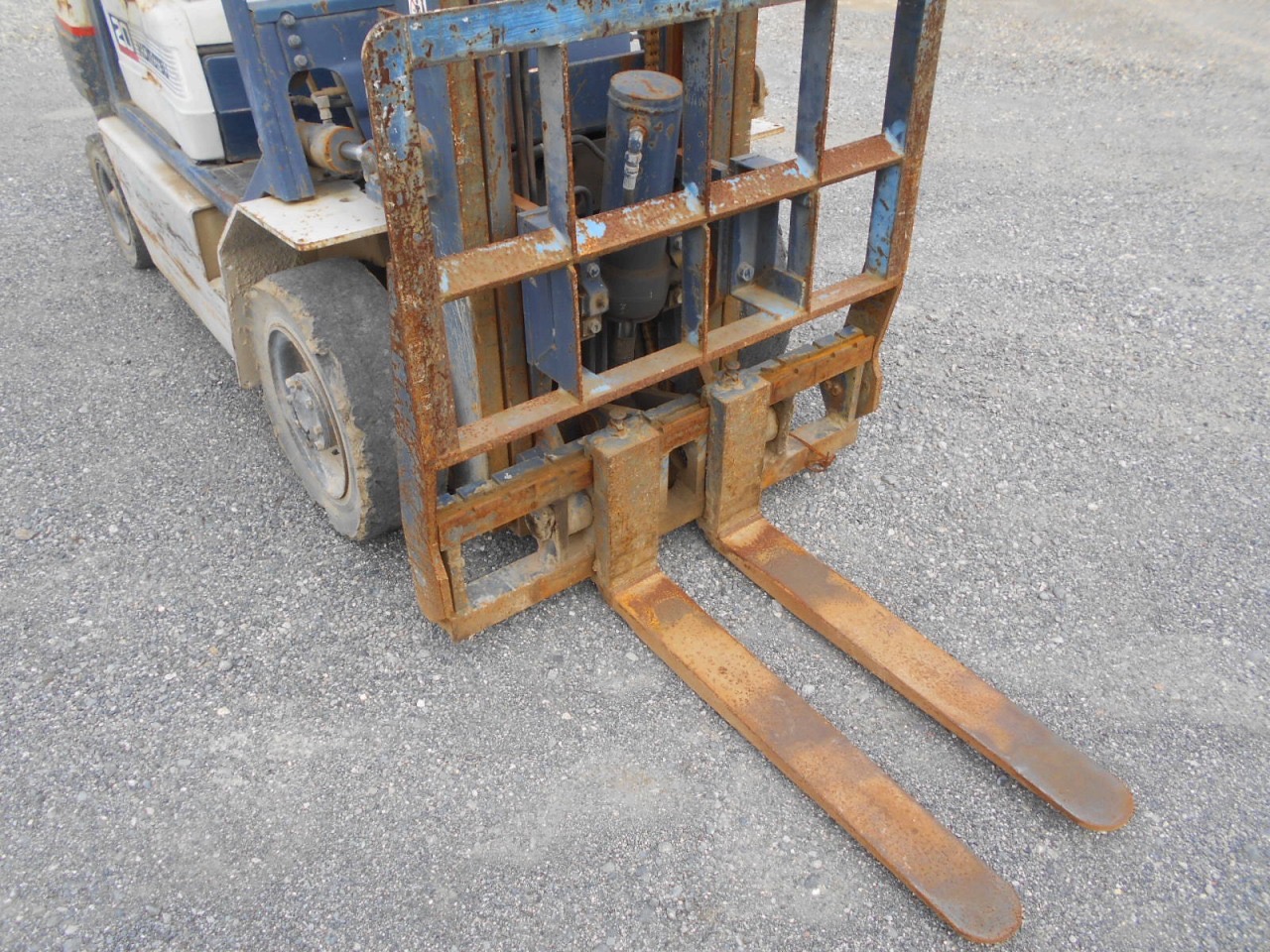 Xe nâng dầu 2 tấn KOMATSU FD20-11 số sàn, gật gù giá rẻ