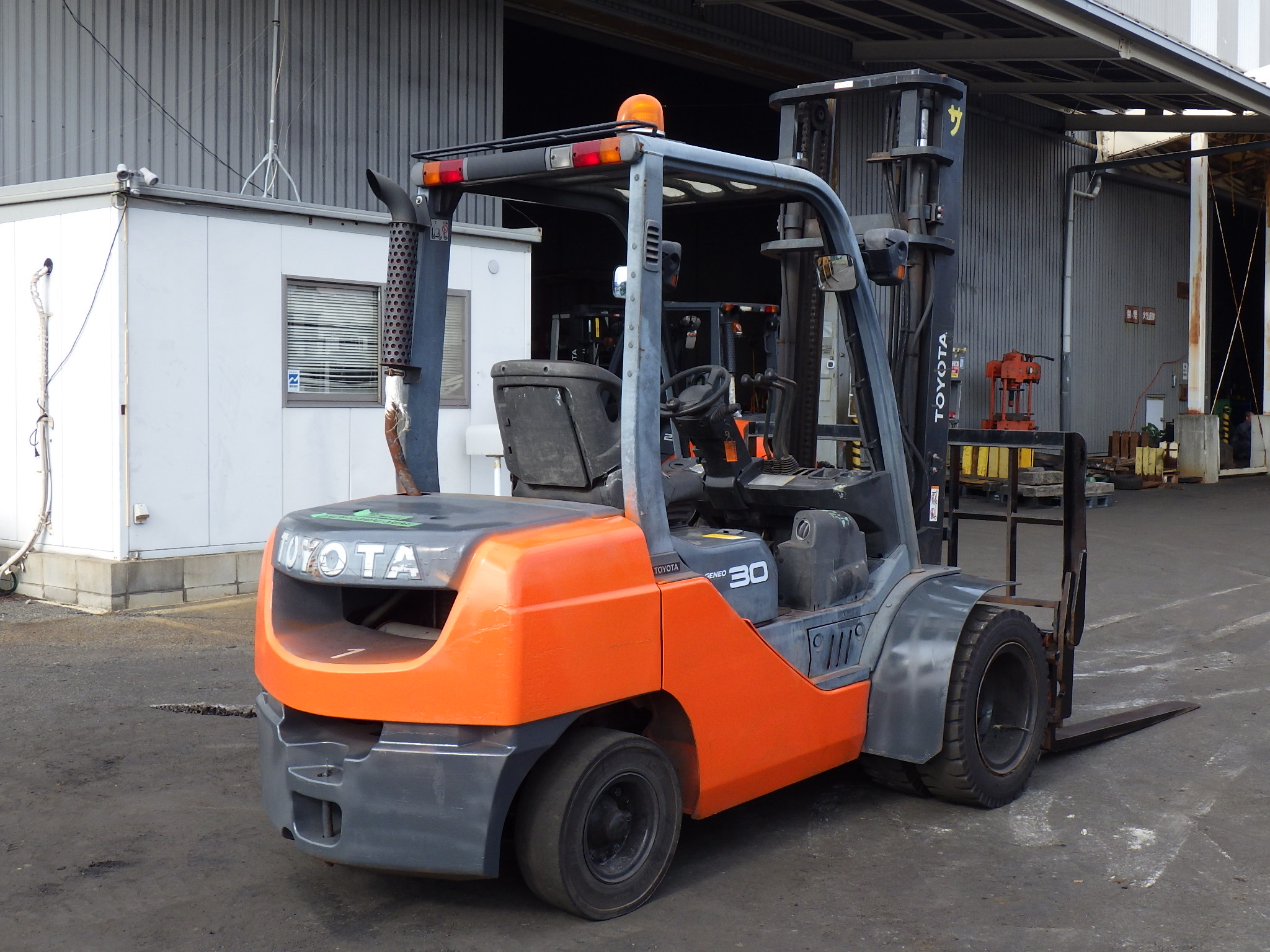 Xe nâng dầu 3 tấn TOYOTA 8FD30 số tự động, gật gù , động cơ 3Z