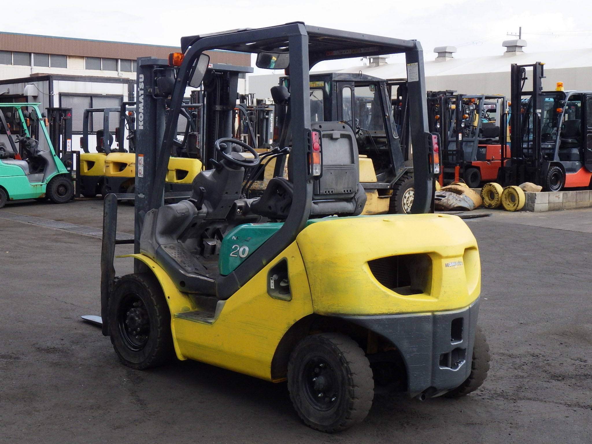 Xe nâng dầu 2 tấn KOMATSU FD20T-16 số tự động, dịch giá nhập Nhật