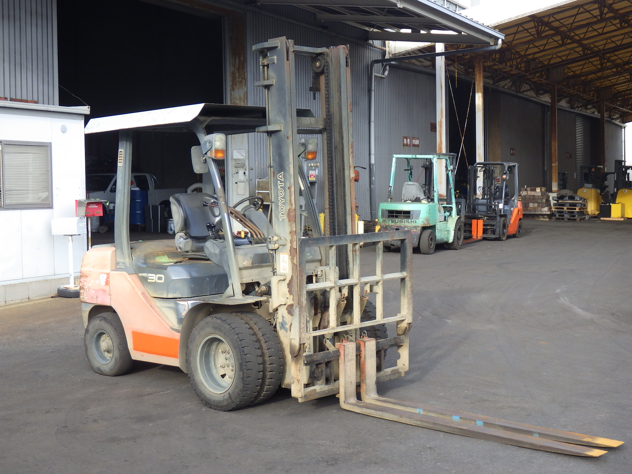 Xe nâng dầu 3 tấn TOYOTA 8FD30 số sàn, gật gù , nâng cao 4 m nhập Nhật