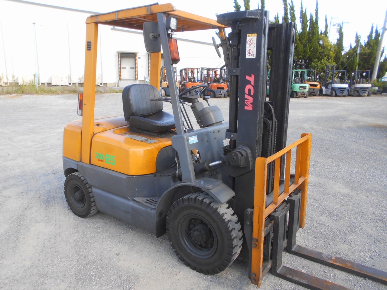 Xe nâng 2,5 tấn TCM FD25Z5 số tự động, chui container, dich giá