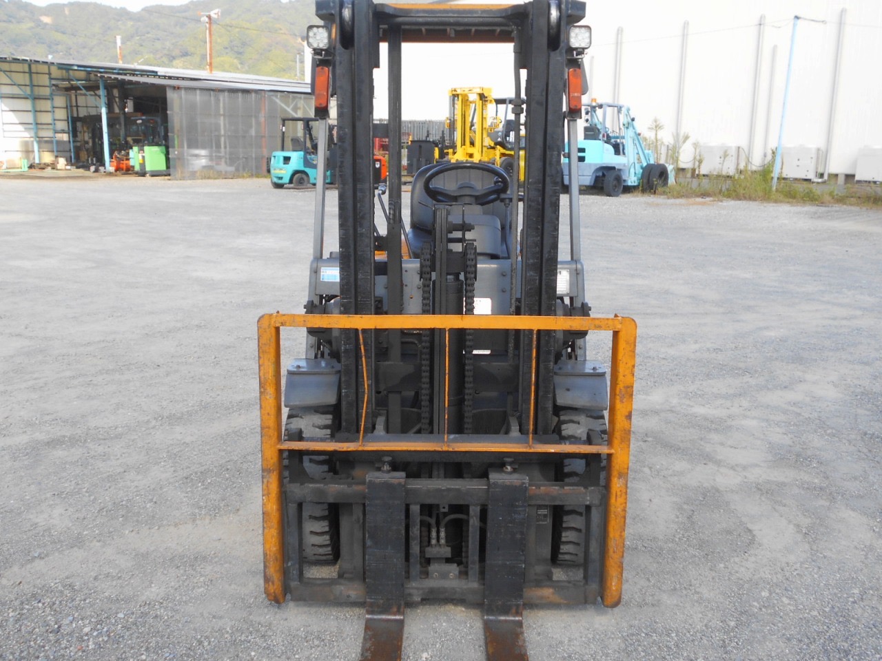 Xe nâng 2,5 tấn TCM FD25Z5 số tự động, chui container, dich giá