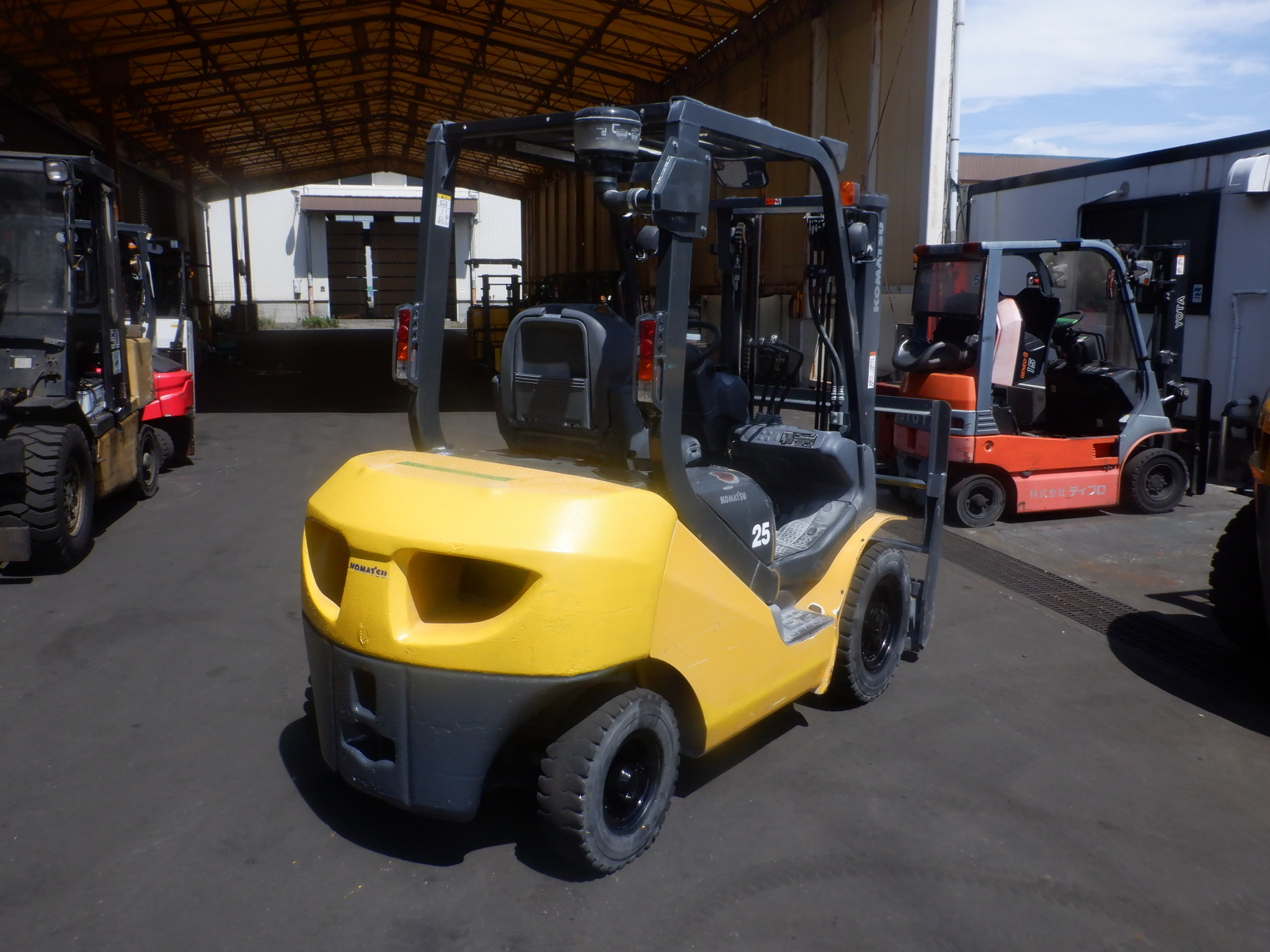 Bán xe nâng Komatsu FD25-17 Nhật bãi Số Tự Động Gật Gù Đời Cao - Chất Lượng Vượt Trội, Giá Tốt Nhất