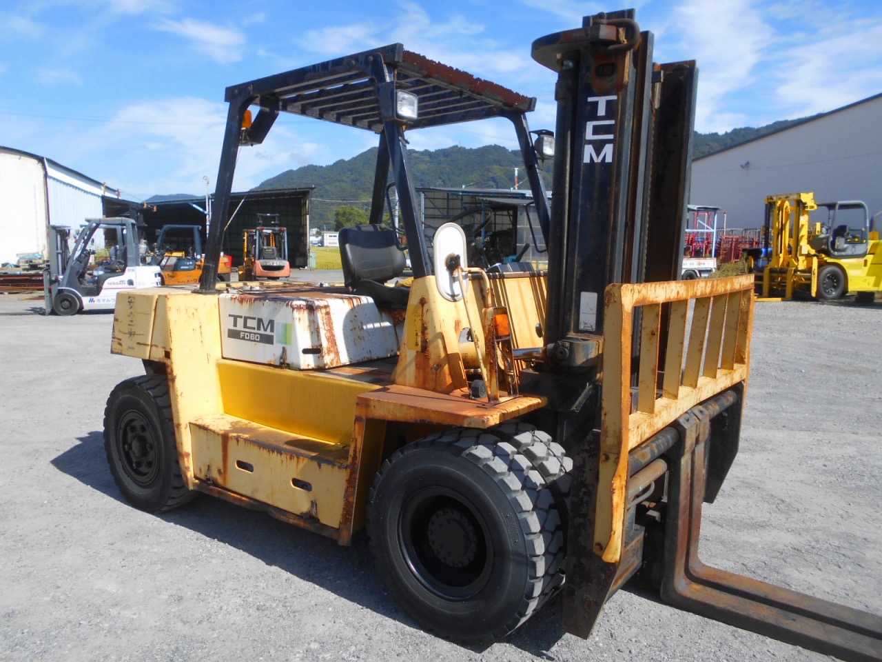 Xe nâng 6 tấn TCM FD60Z7 số tự động, dịch càng nhập khẩu từ Nhật Bản