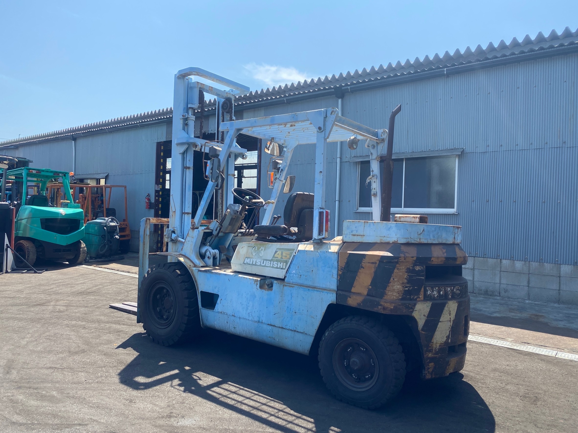 Xe nâng 4,5 tấn giá rẻ MITSUBISHI FD45 số sàn tháp 4m Nhật bãi