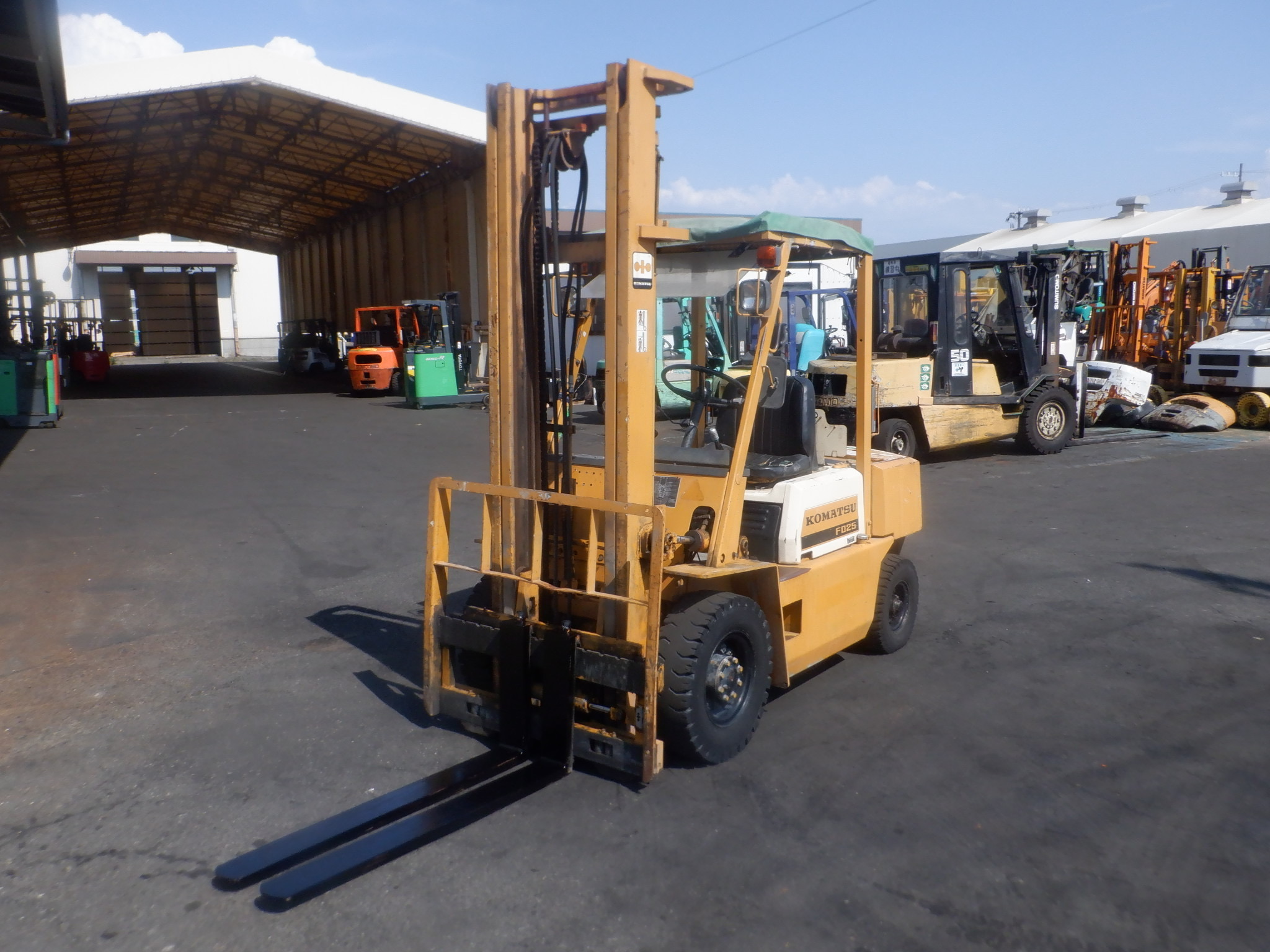 Xe nâng Komatsu 2,5 tấn FD25-10 số sàn dịch giá. Hàng nhập Nhật