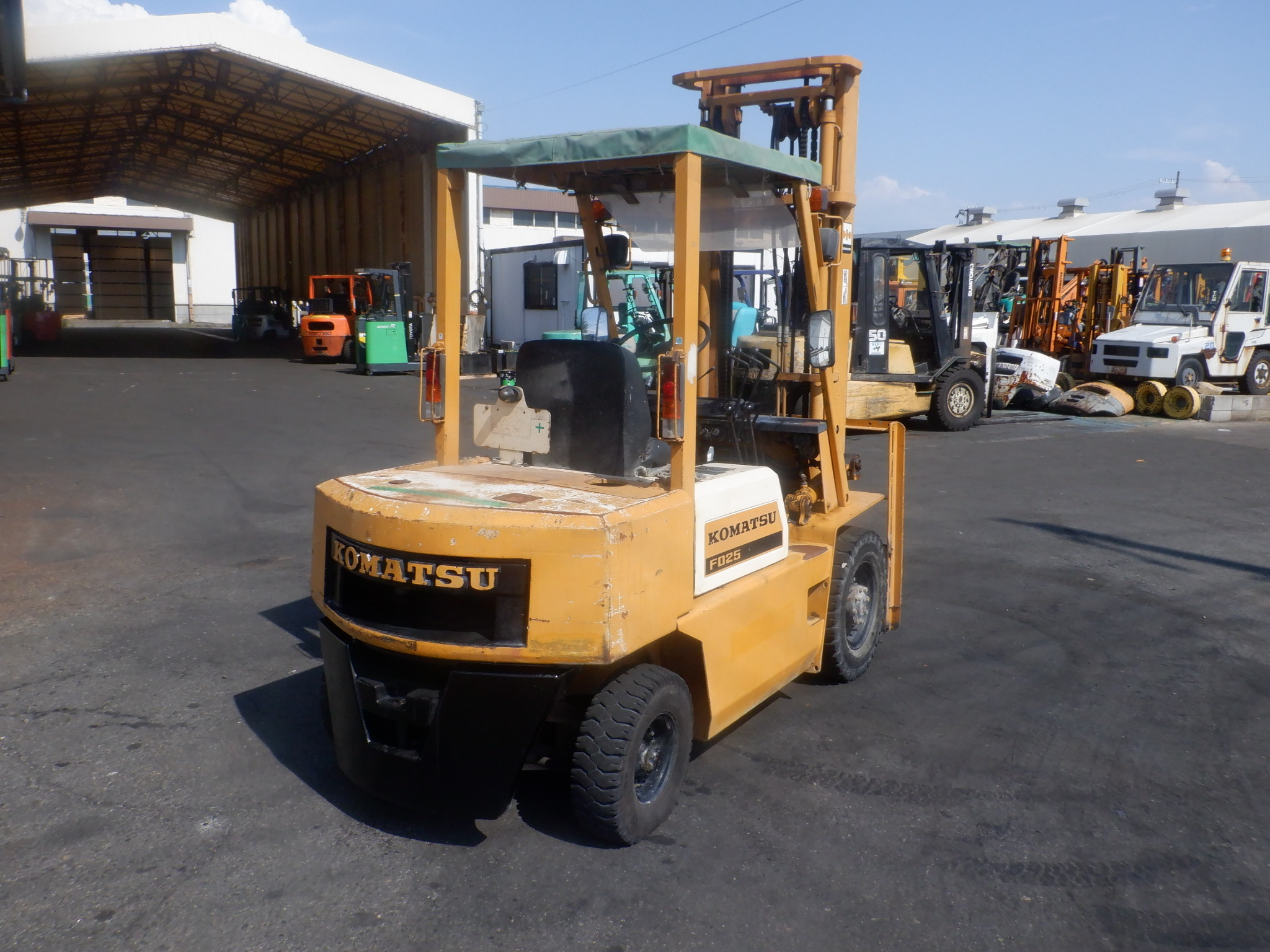 Xe nâng Komatsu 2,5 tấn FD25-10 số sàn dịch giá. Hàng nhập Nhật