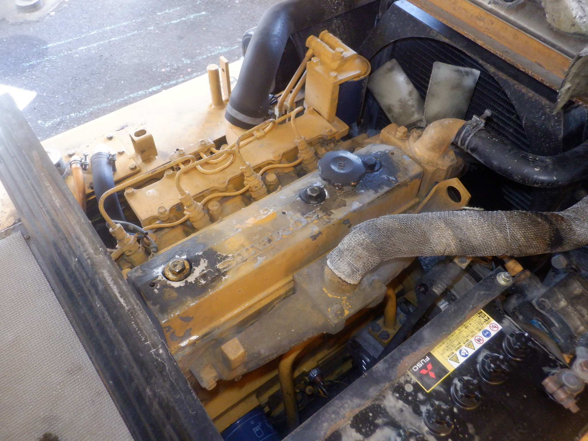 Xe nâng Komatsu 2,5 tấn FD25-10 số sàn dịch giá. Hàng nhập Nhật