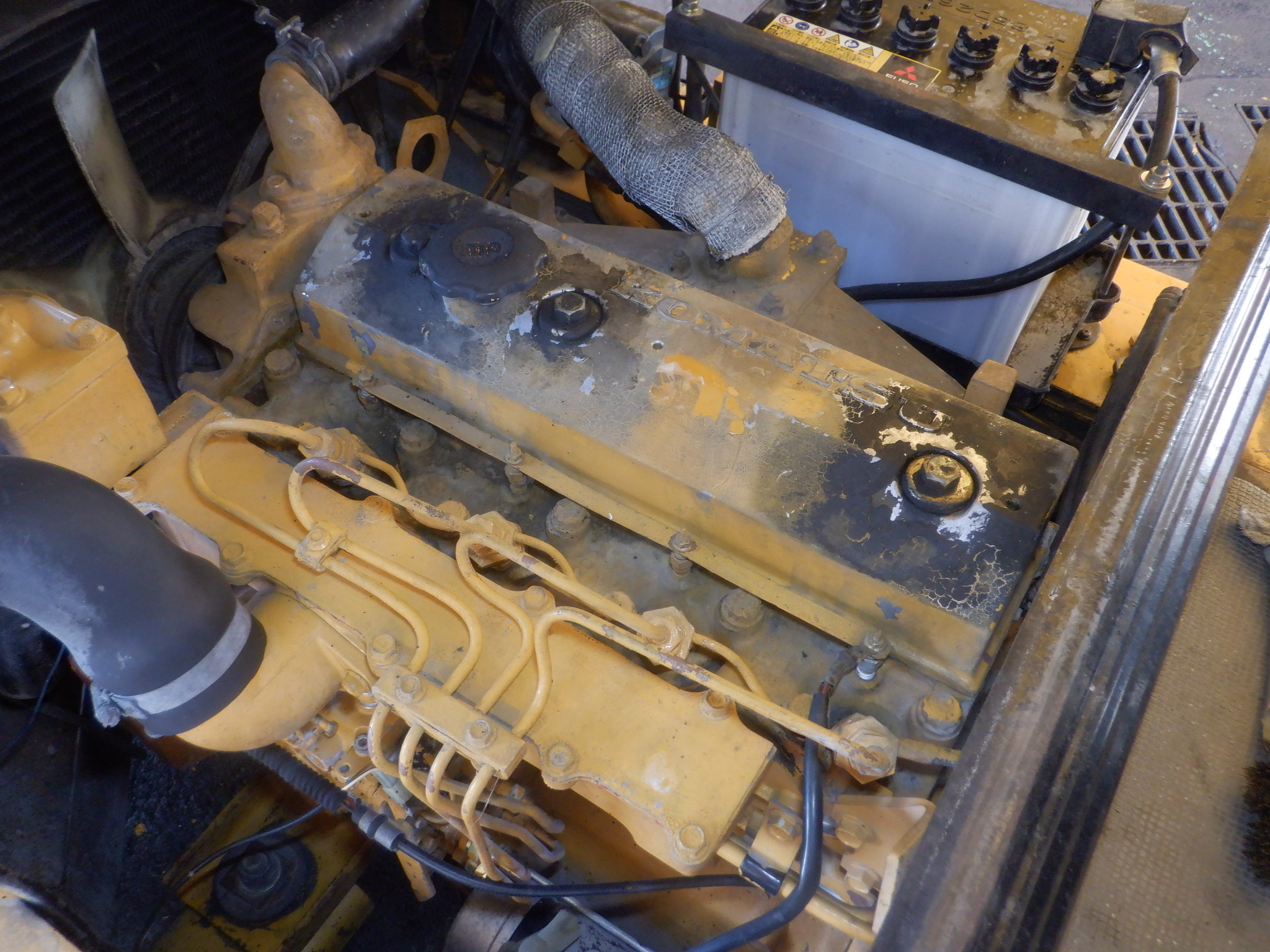 Xe nâng Komatsu 2,5 tấn FD25-10 số sàn dịch giá. Hàng nhập Nhật