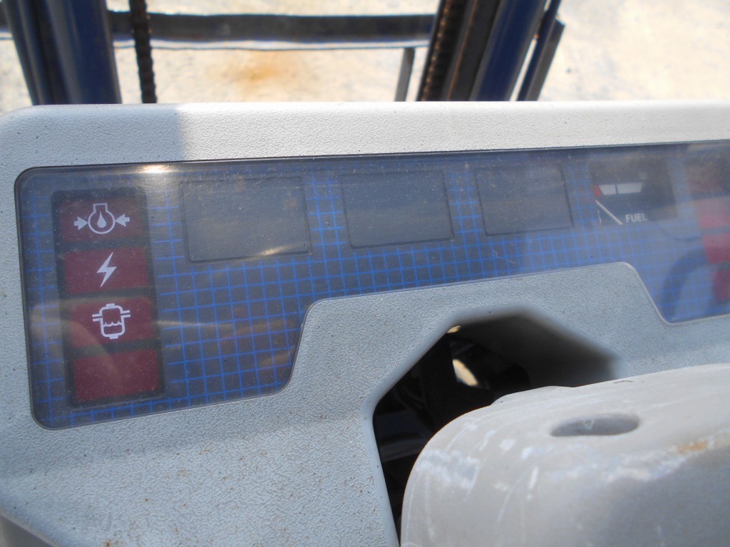 Xe nâng Komatsu 1,5 tấn FD15-15 số sàn, xe nhập Nhật, giá rẻ
