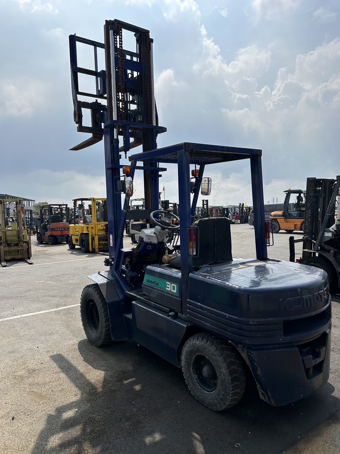 Xe nâng 3 tấn Komatsu FD30-11 số sàn, lốp kép, gật gù Nhập Nhật