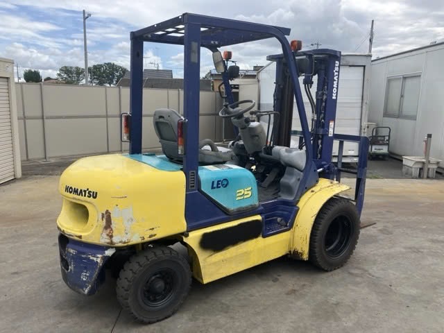 Xe nâng Komatsu FD25T-12 số tự động lốp kép gật gù nhập Nhật
