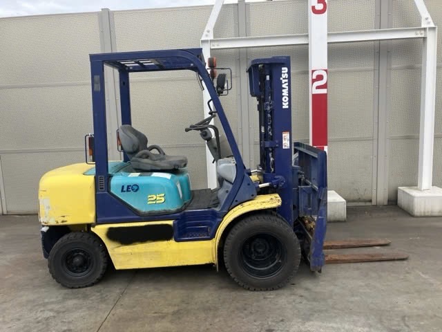 Xe nâng Komatsu FD25T-12 số tự động lốp kép gật gù nhập Nhật