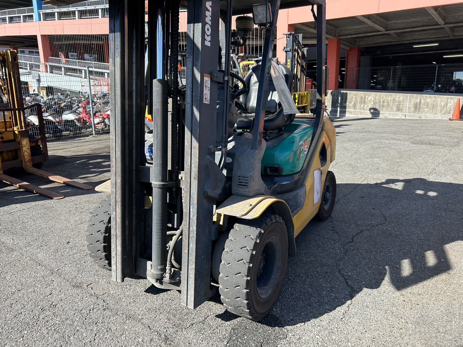 Xe nâng 2,5 tấn Komatsu FD25T-16 chui cont, kẹp vuông nhập Nhật