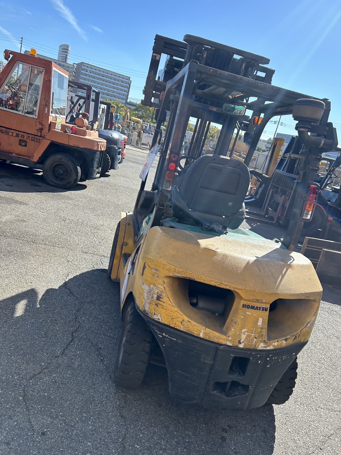 Xe nâng 2,5 tấn Komatsu FD25T-16 chui cont, kẹp vuông nhập Nhật