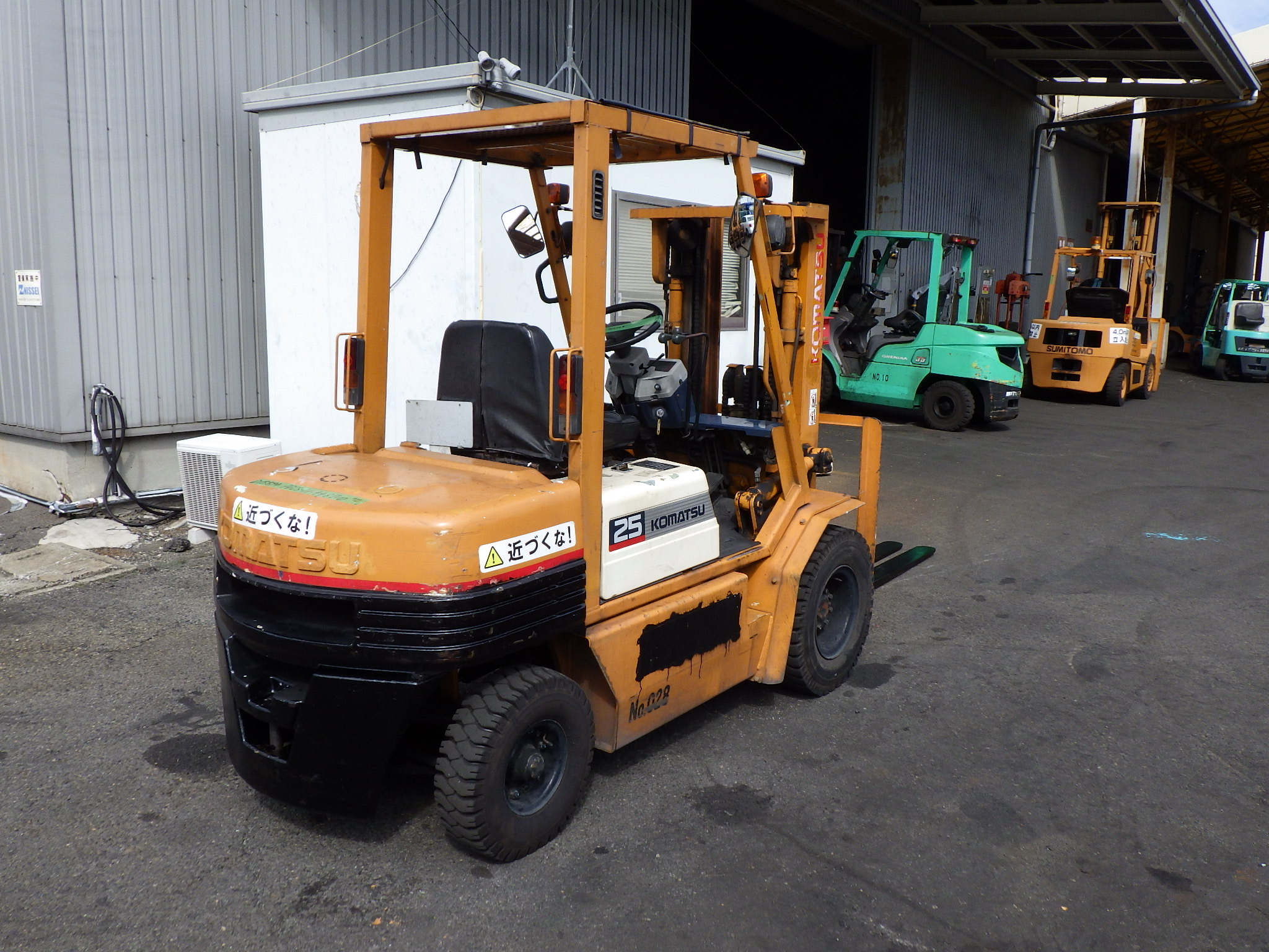 Xe nâng 2,5 tấn Komatsu FD25-11 số tự động chui container nâng cao 4m Nhật bãi