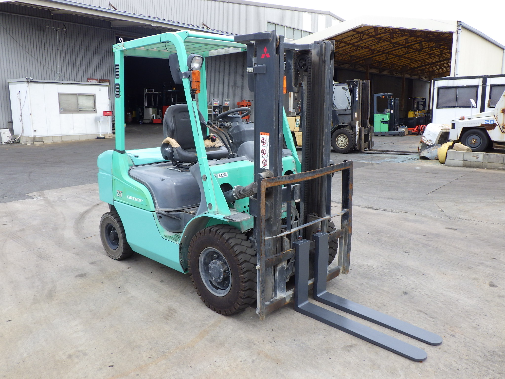 Xe nâng Mitsubishi FD25T sức nâng 2,5 tấn số tự động đời 2012 siêu đẹp