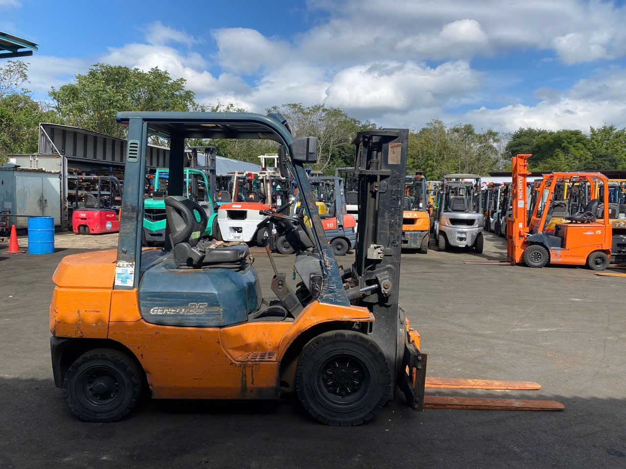 Xe nâng Nhật bãi Toyota 7FD25 số sàn mâm xoay giá rẻ