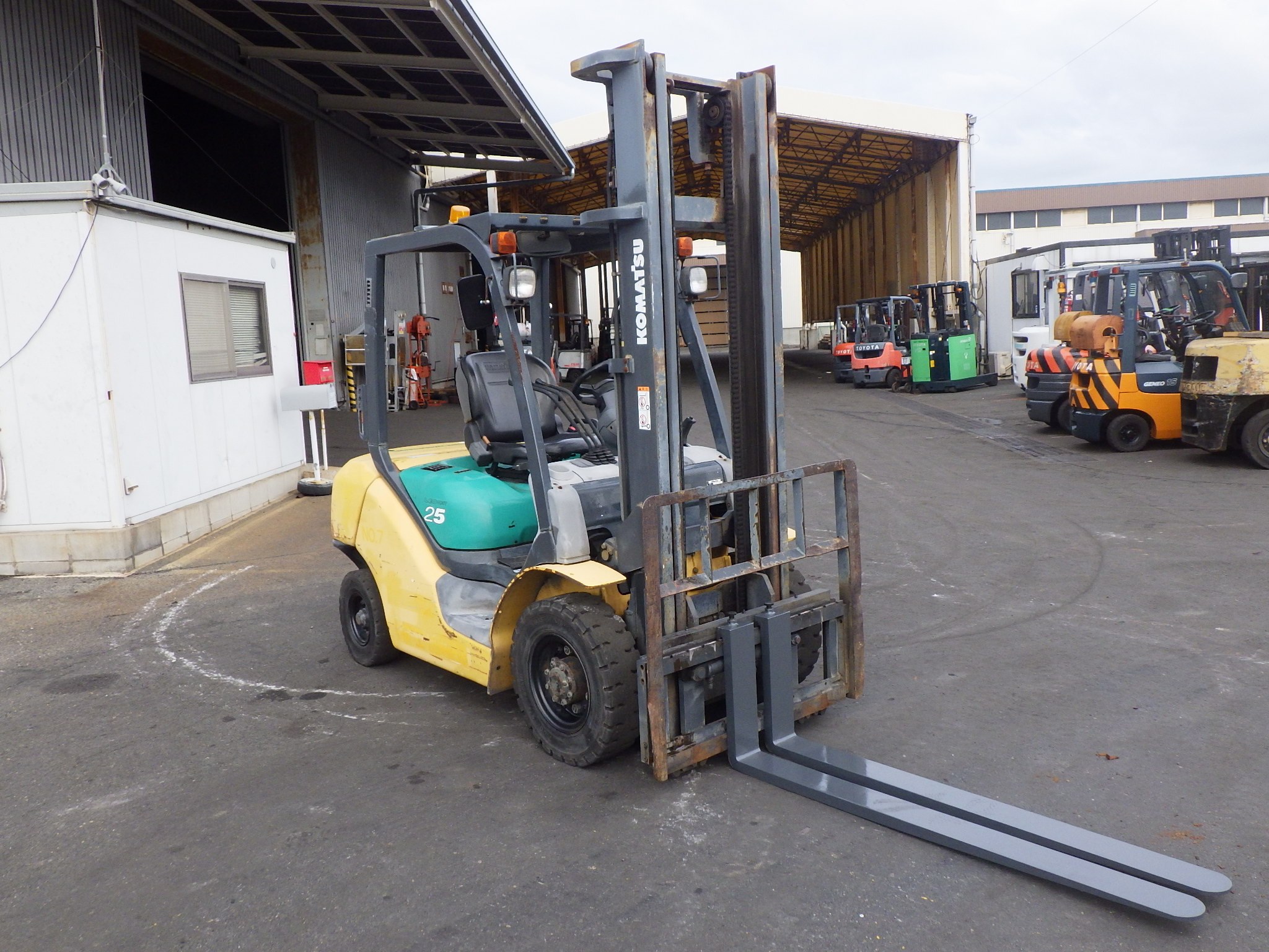 Xe nâng Nhật bãi Komatsu FD25T-15 sức nâng 2,5 tấn dịch giá, nâng cao 4m cực đẹp