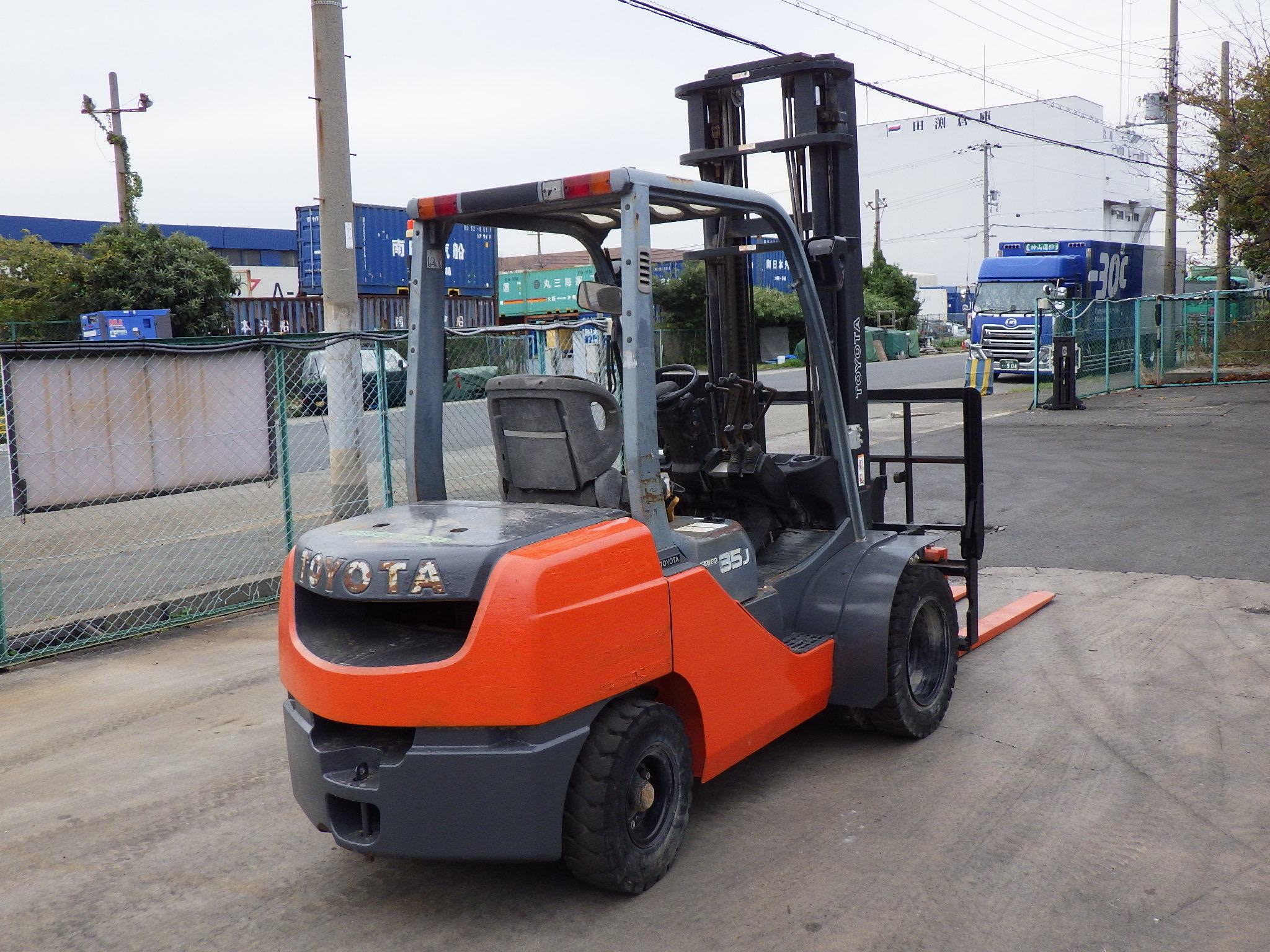Xe nâng Nhật bãi TOYOTA 8FDJ35 3,5 tấn số sàn lốp kép gật gù, dịch giá