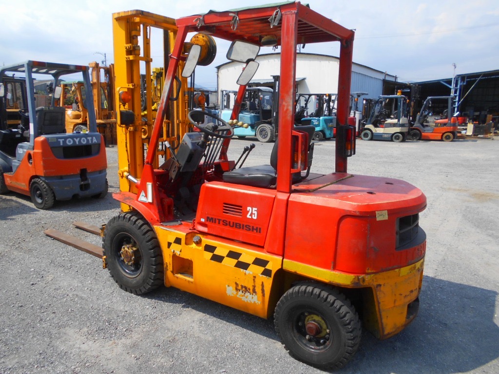 Xe nâng Nhật bãi Mitsubishi FD25 số sàn, chui container