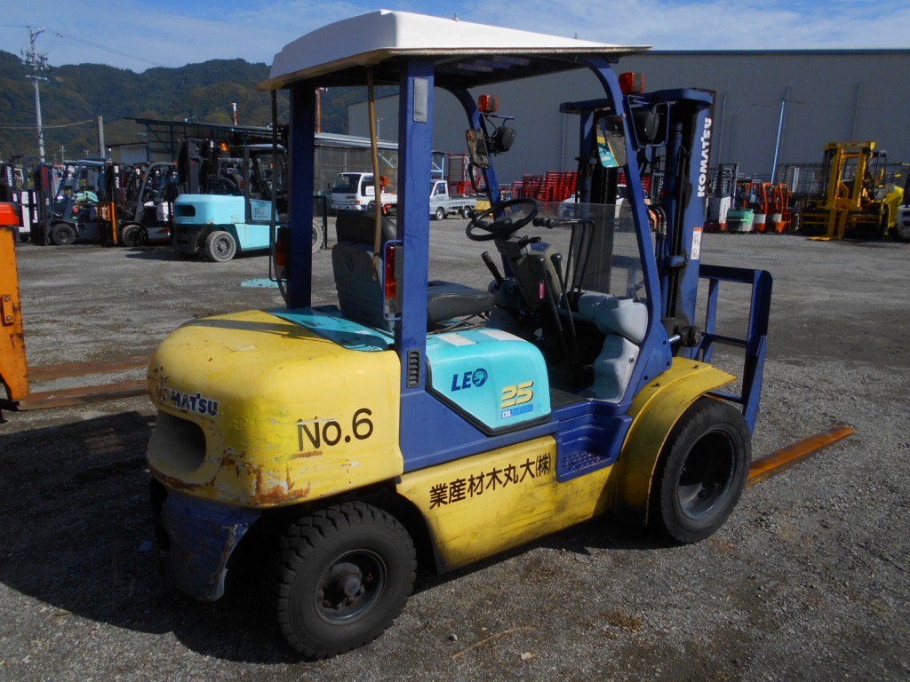 xe nâng Nhật bãi Komatsu FD25W-12 số sàn, gật gù, lốp kép siêu đẹp