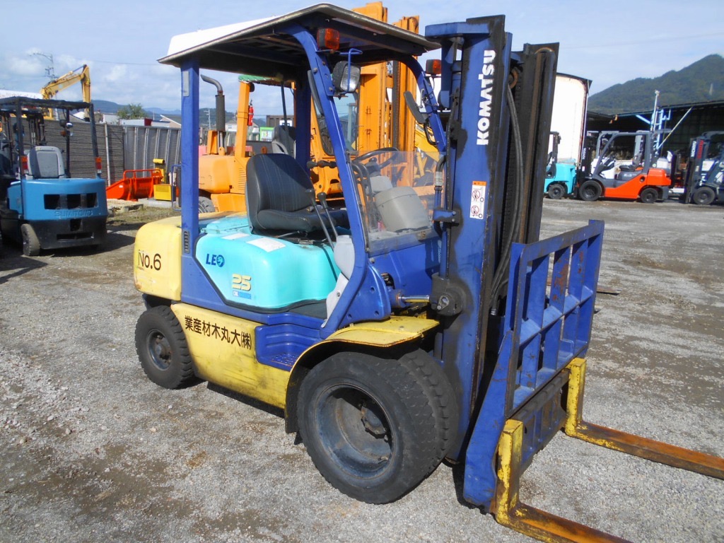 xe nâng Nhật bãi Komatsu FD25W-12 số sàn, gật gù, lốp kép siêu đẹp