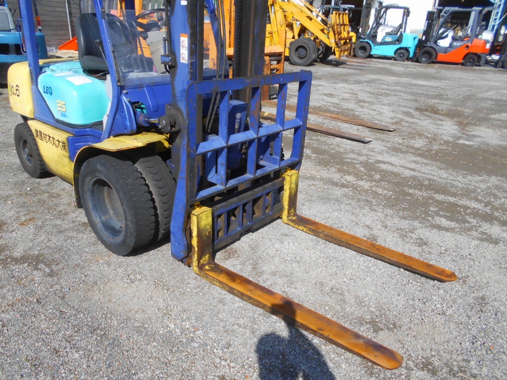 xe nâng Nhật bãi Komatsu FD25W-12 số sàn, gật gù, lốp kép siêu đẹp
