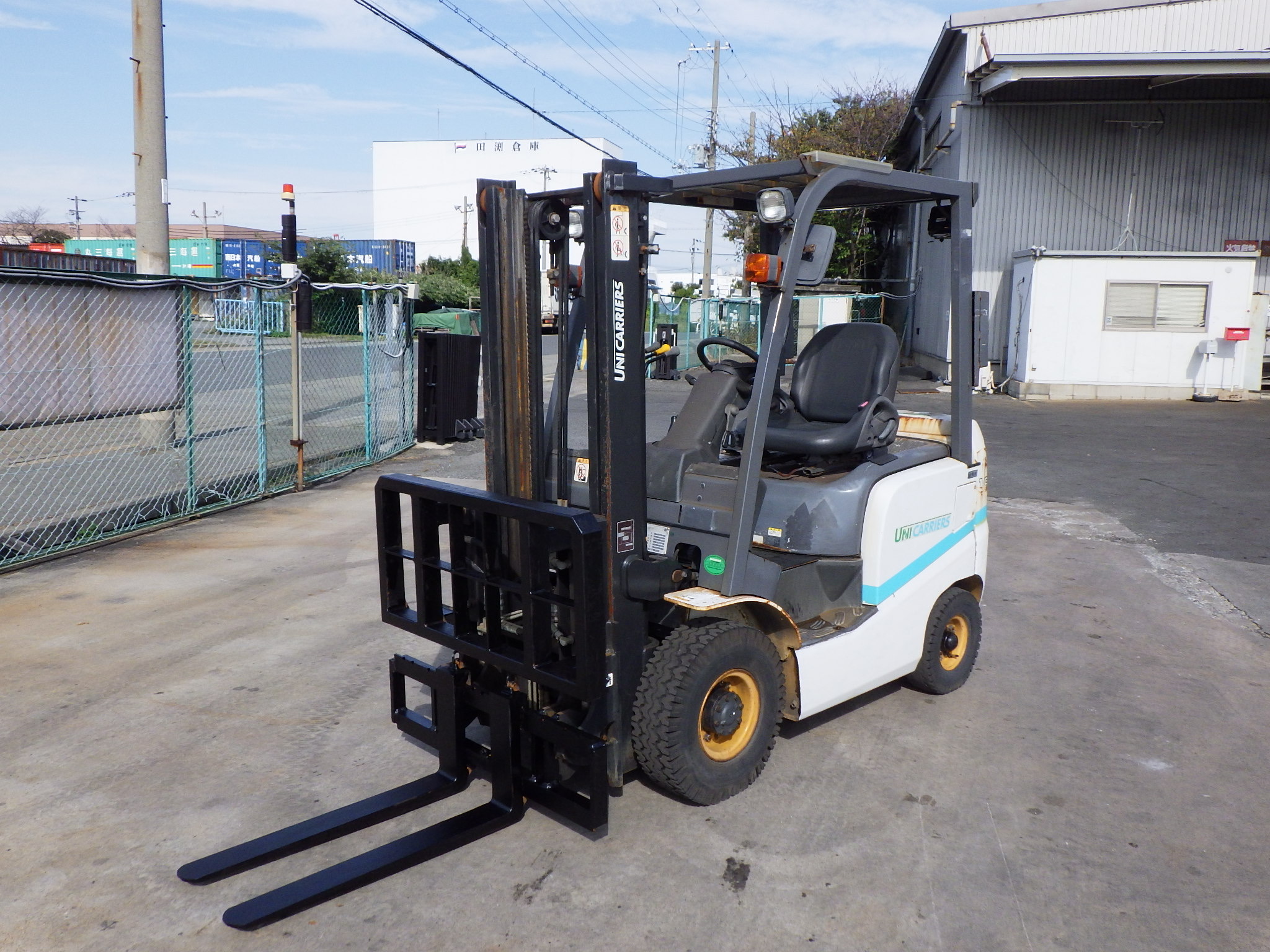 Xe nâng 1,8 tấn UNICARRIERS FD18T14 số tự động gật gù đời cao