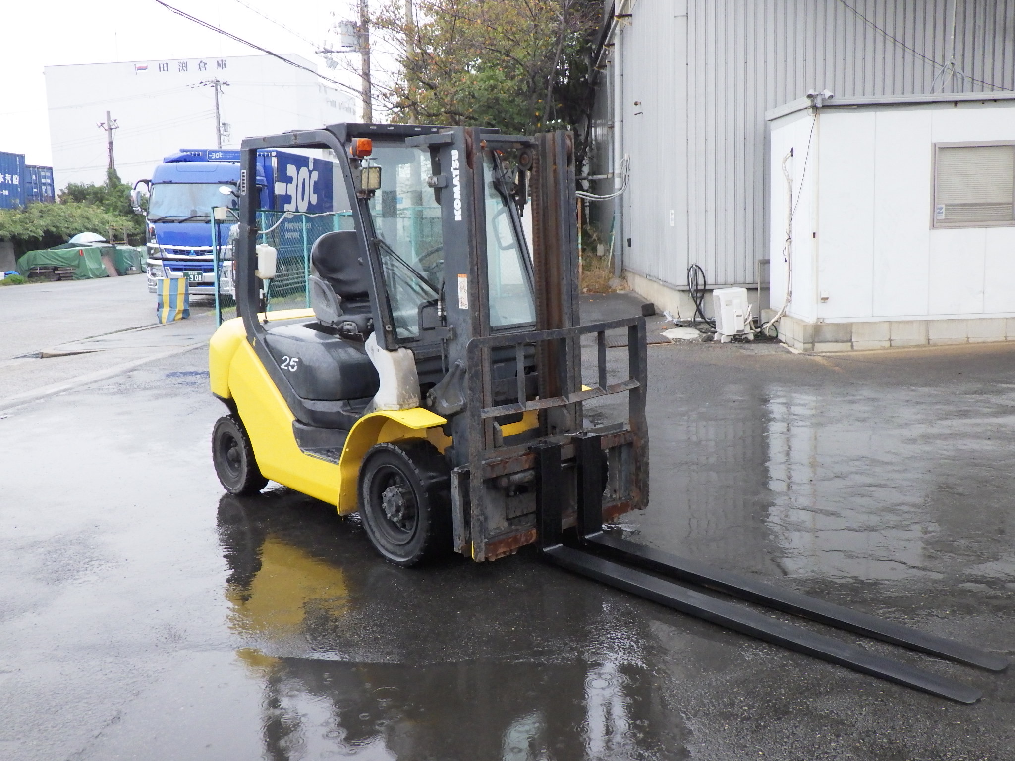 Xe nâng Komatu FD25T-16 sức nâng 2,5 tấn, dịch giá Nhập Nhật