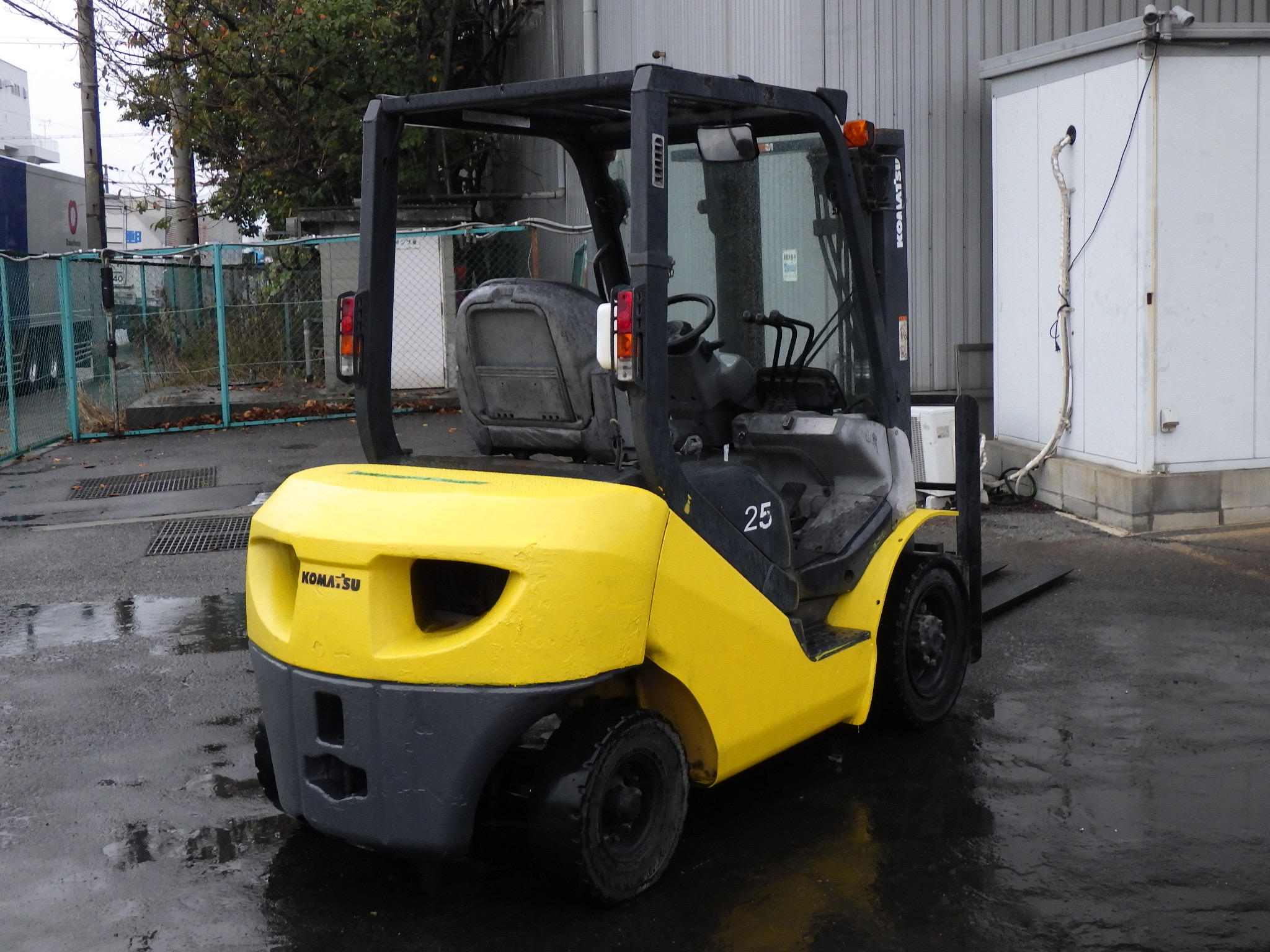 Xe nâng Komatu FD25T-16 sức nâng 2,5 tấn, dịch giá Nhập Nhật