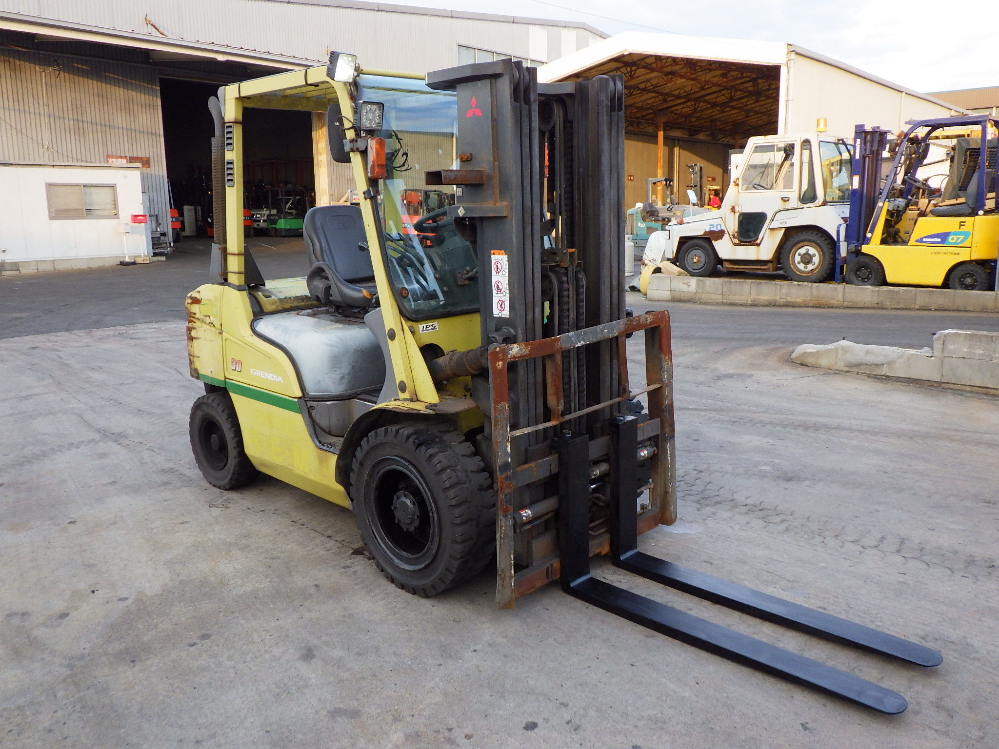 Xe nâng 3 tấn chui cont (chui công) 3 ty 3 lao nâng cao 4,3 m dịch càng