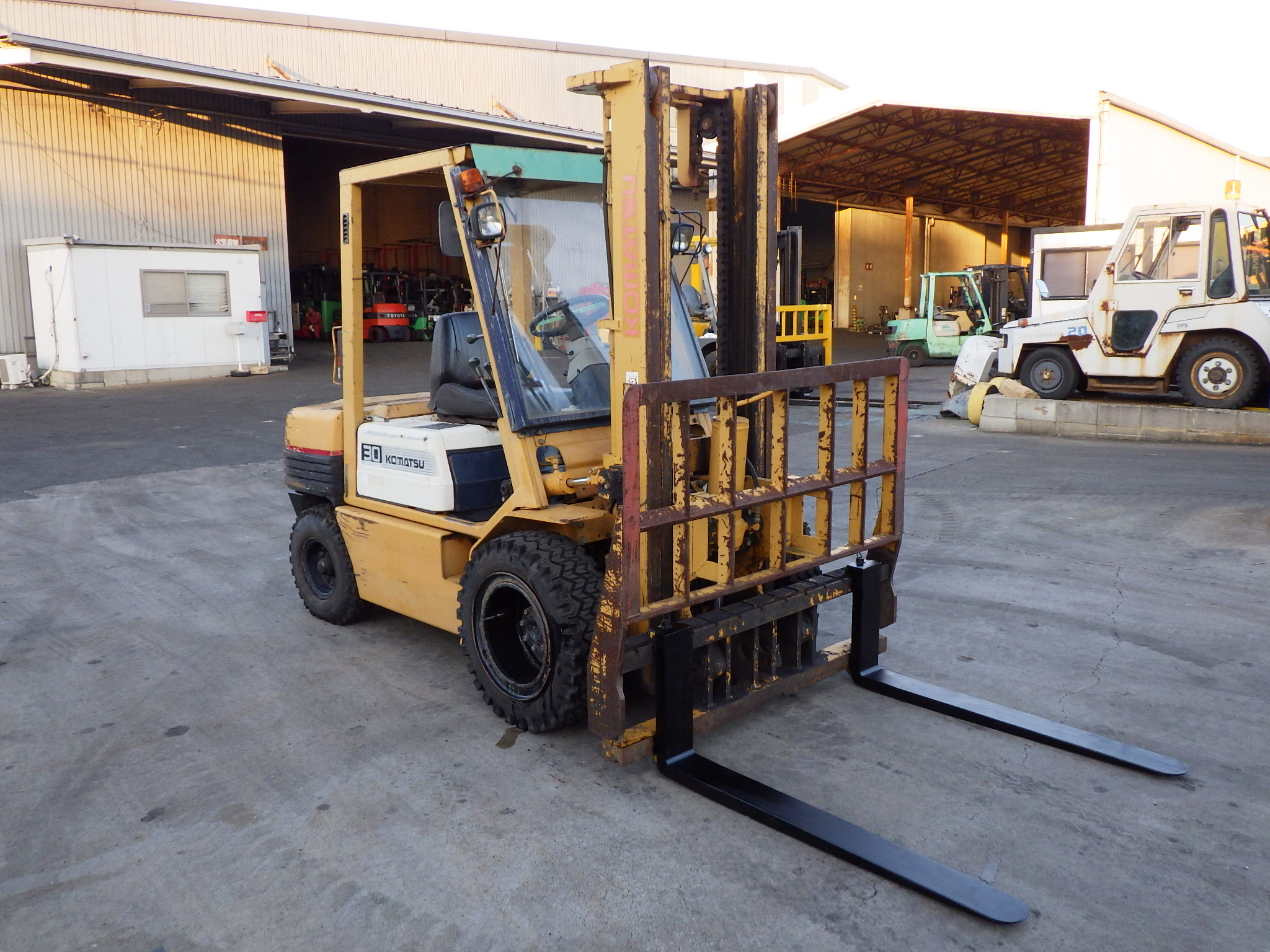 Xe Nâng 3 Tấn Komatsu FD30-11 số sàn, gật gù, máy đen Nhập Nhật Giá tốt