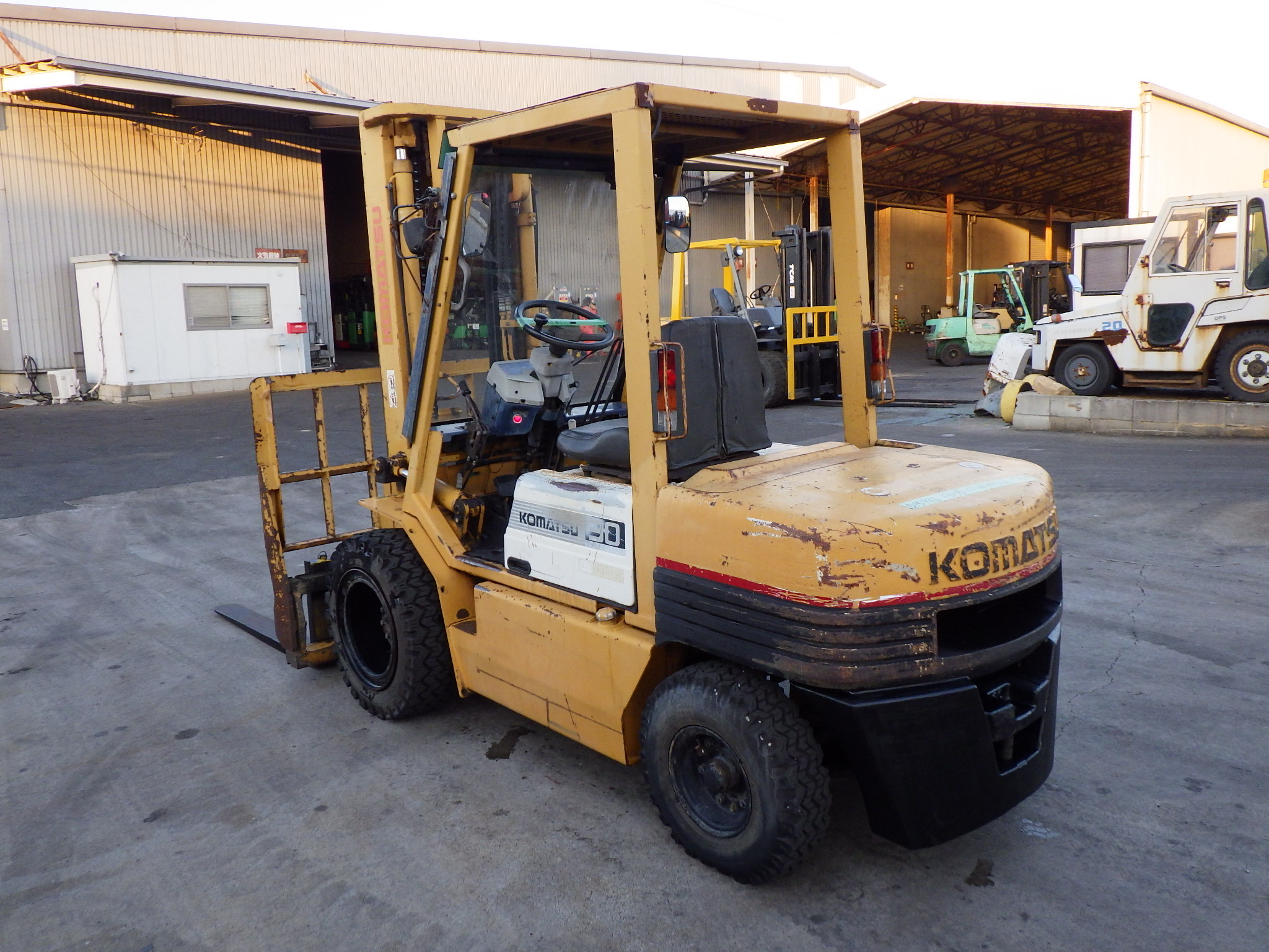 Xe Nâng 3 Tấn Komatsu FD30-11 số sàn, gật gù, máy đen Nhập Nhật Giá tốt