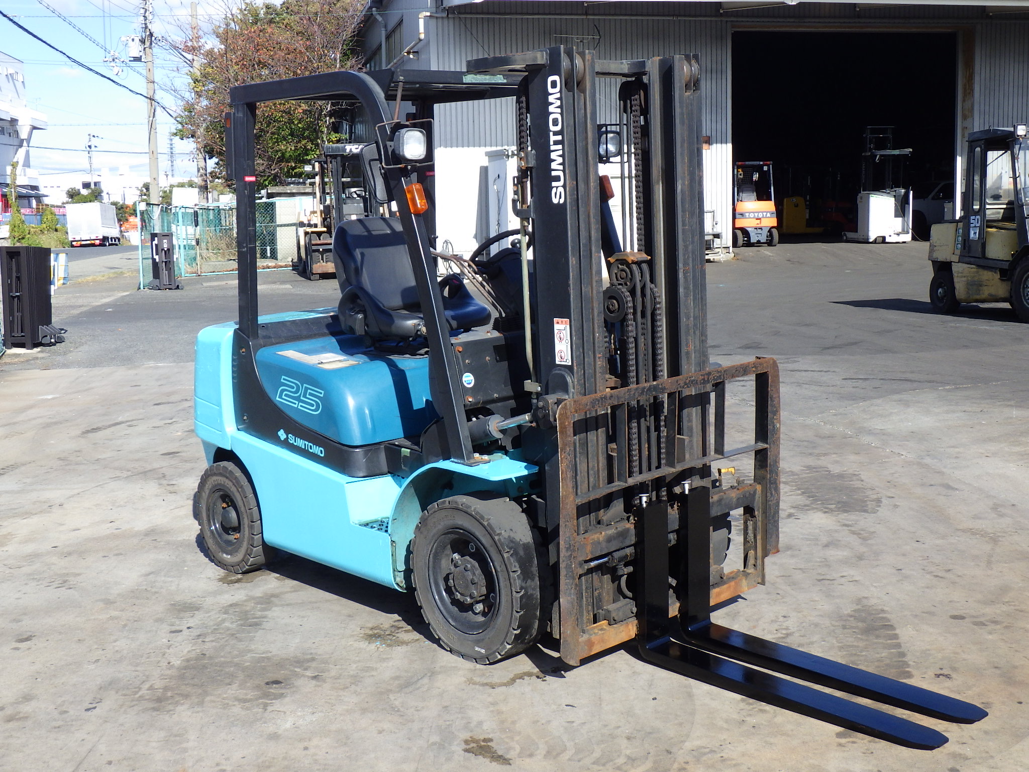 Xe nâng 2,5 tấn chui cont 3 ty 3 lao nâng cao 4,5 m dịch giá SUMITOMO 11FD25PAXI98D