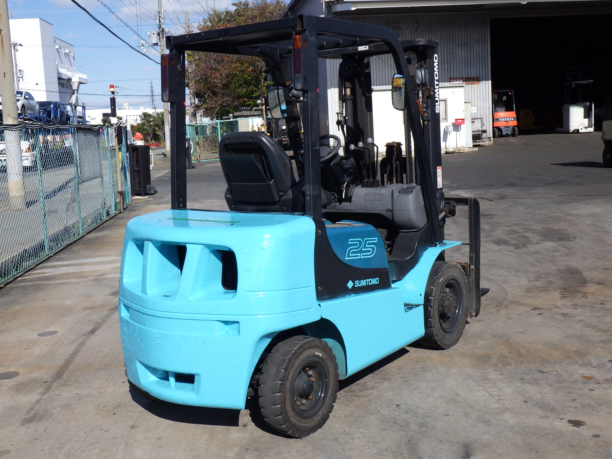 Xe nâng 2,5 tấn chui cont 3 ty 3 lao nâng cao 4,5 m dịch giá SUMITOMO 11FD25PAXI98D