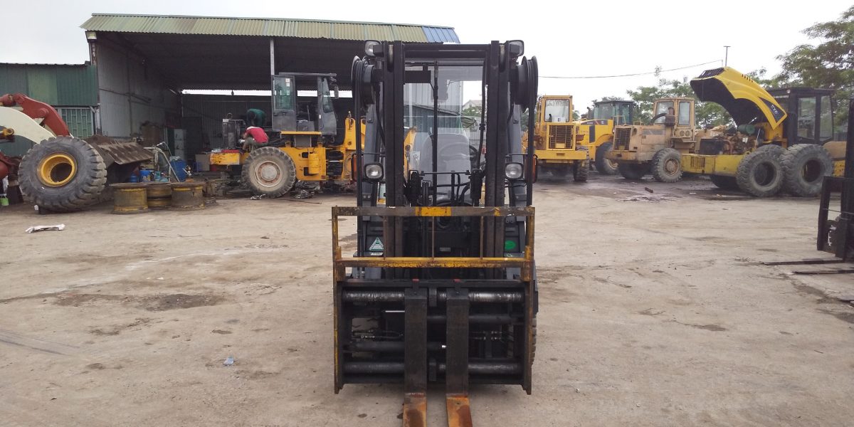 Xe nâng dầu cũ TCM 2.5 tấn FHD25T3 chui container dịch giá dịch càng
