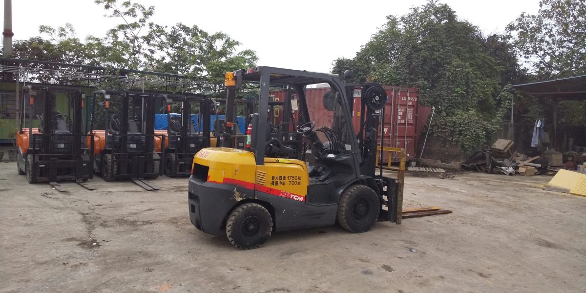 Xe nâng dầu cũ TCM 2.5 tấn FHD25T3 chui container dịch giá dịch càng