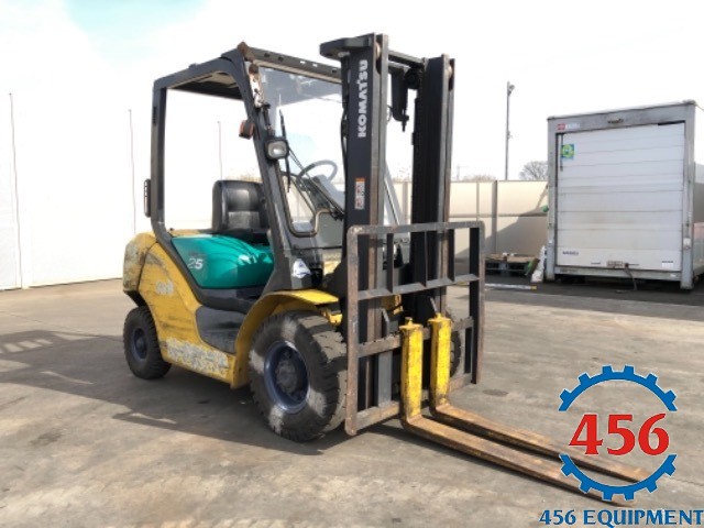 Xe nâng cũ 2,5 tấn Komatsu FD25C-15 số sàn