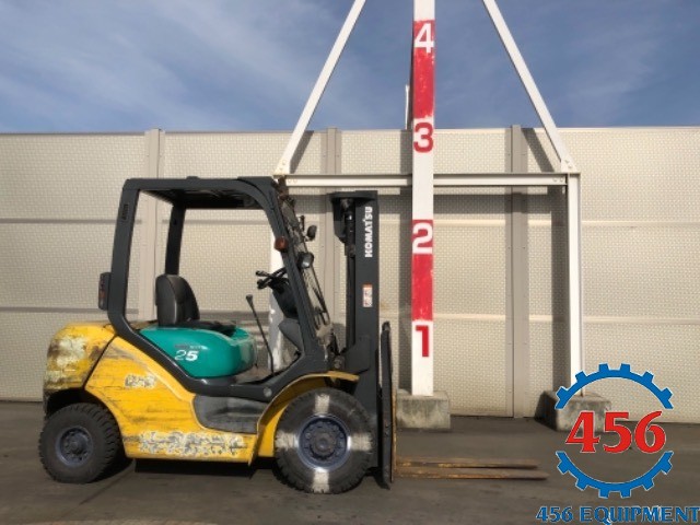Xe nâng cũ 2,5 tấn Komatsu FD25C-15 số sàn