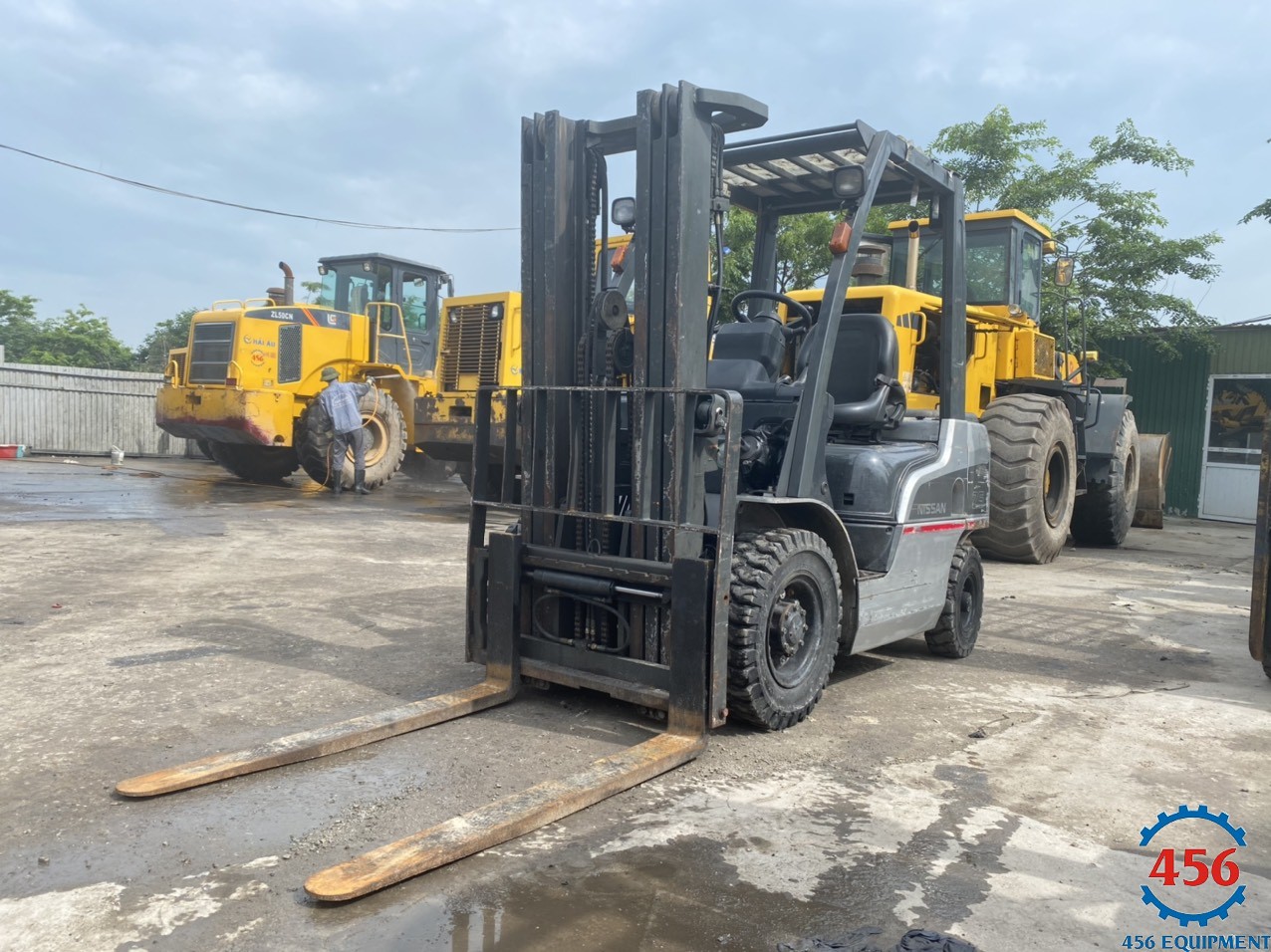 Xe nâng cũ NISSAN 2.5 tấn chui container dịch giá đời 2012