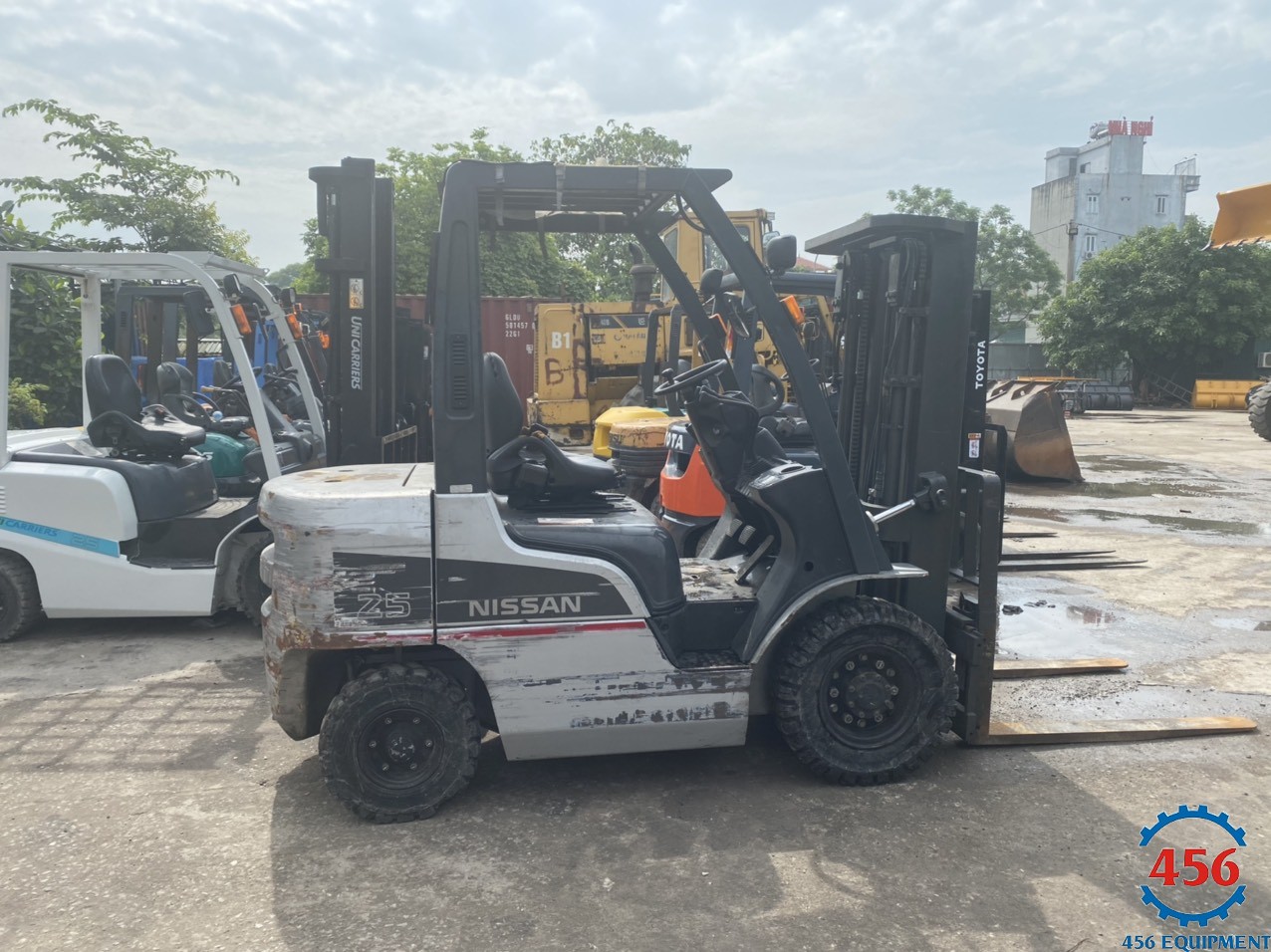 Xe nâng cũ NISSAN 2.5 tấn chui container dịch giá đời 2012