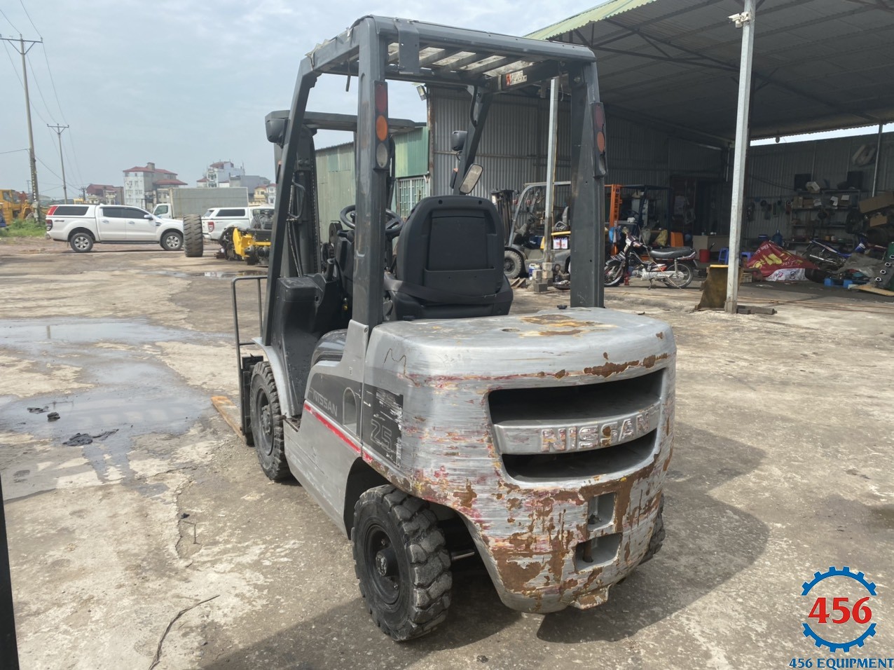Xe nâng cũ NISSAN 2.5 tấn chui container dịch giá đời 2012