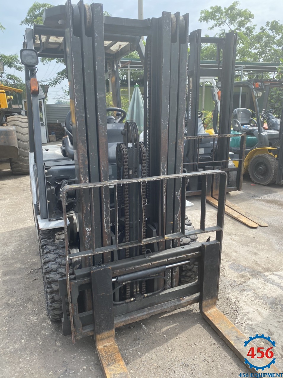 Xe nâng cũ NISSAN 2.5 tấn chui container dịch giá đời 2012