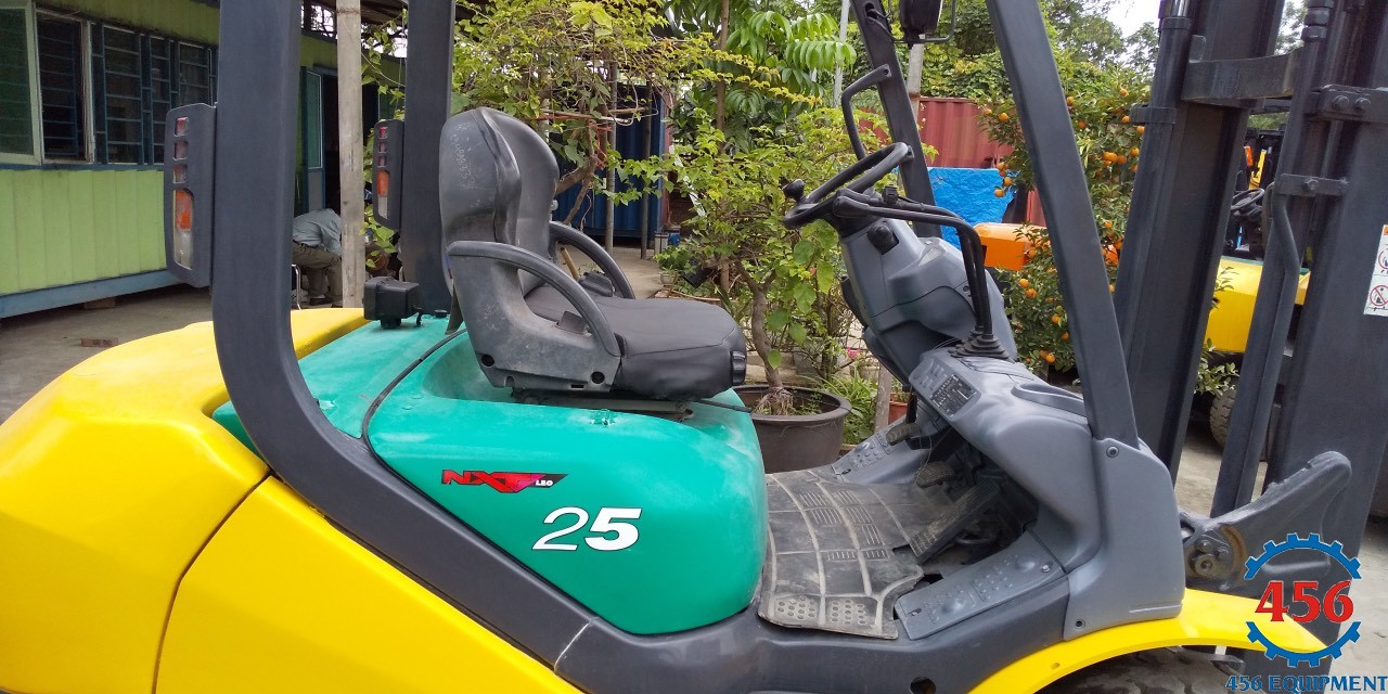 Xe nâng cũ 2,5 tấn Komatsu FD25T-16 chui container